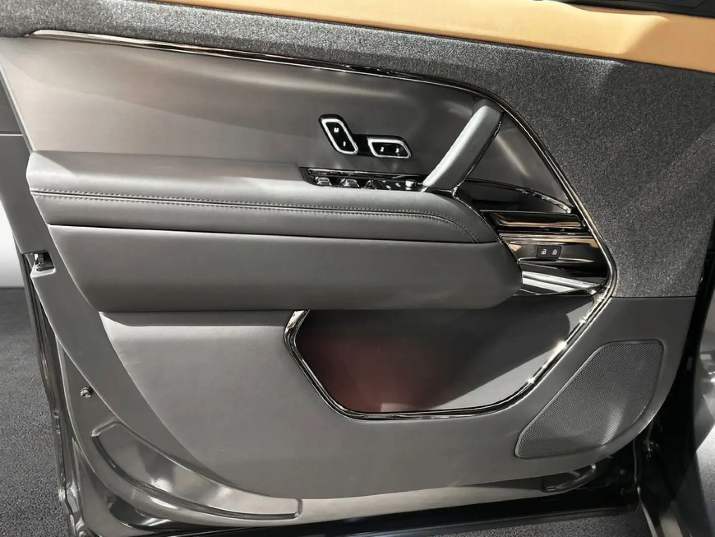 Range Rover Sport P550e Hybrid Autobiography
