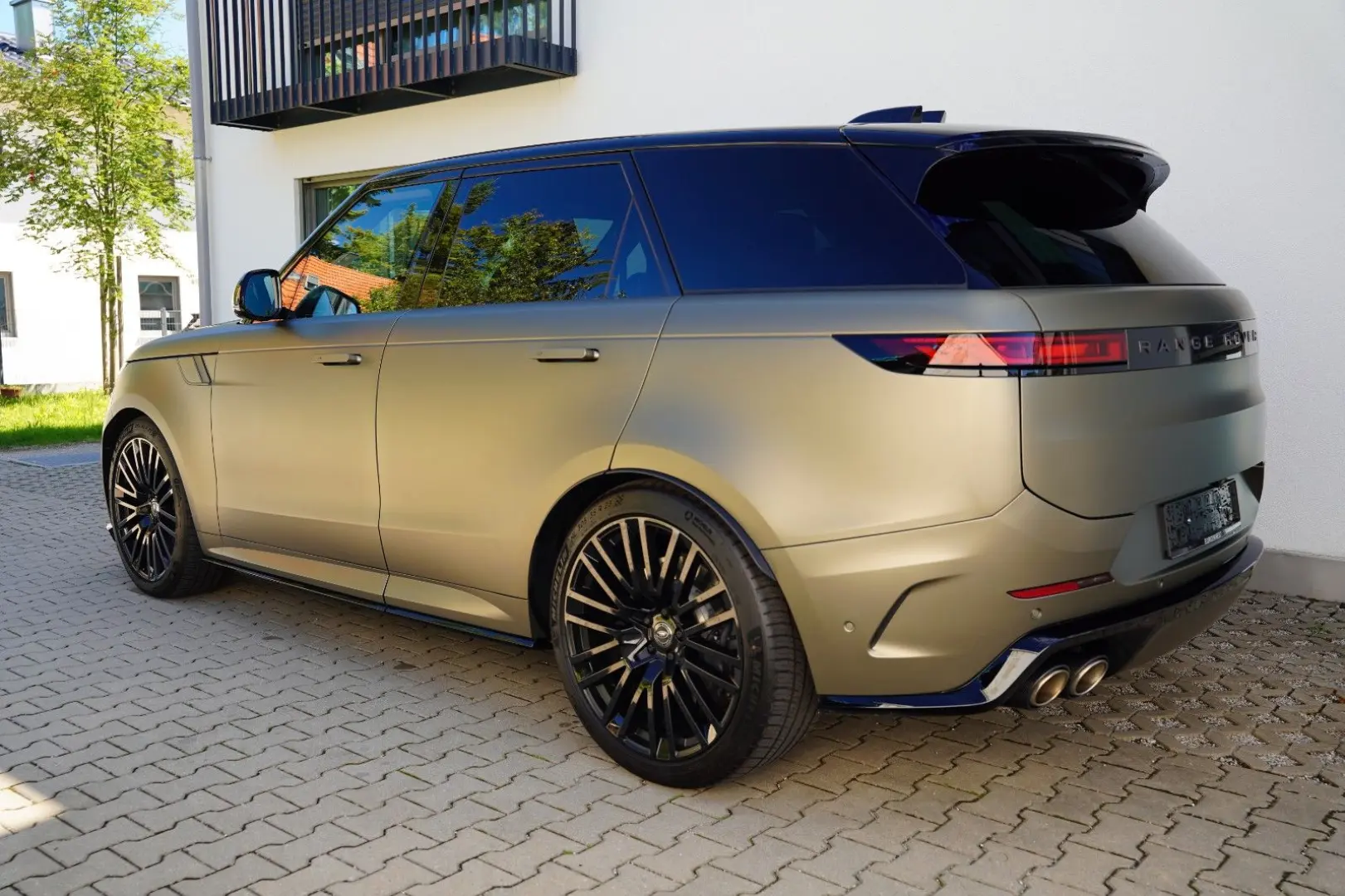 Range Rover Sport P635 SV Edition One Bronze