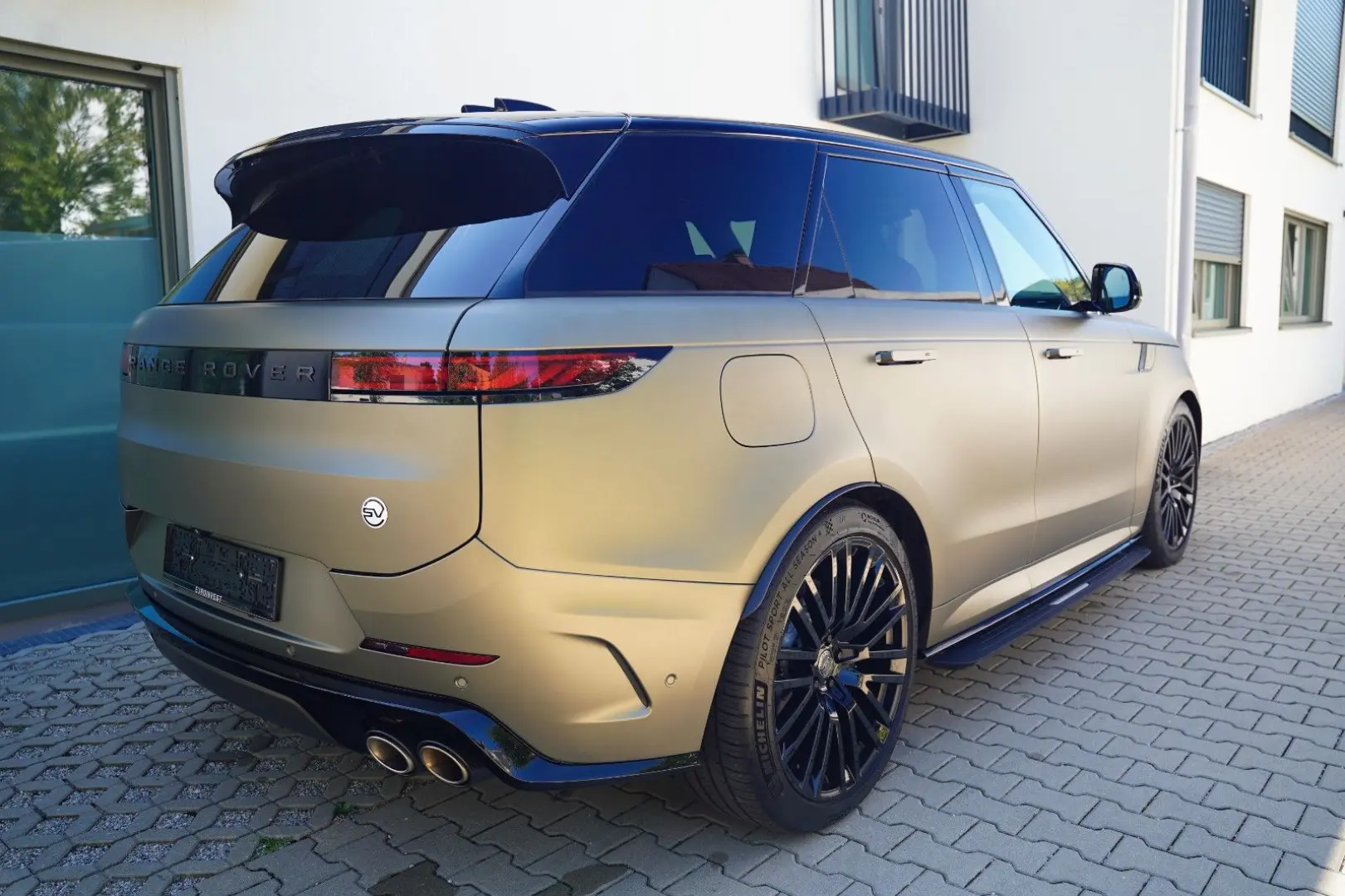 Range Rover Sport P635 SV Edition One Bronze