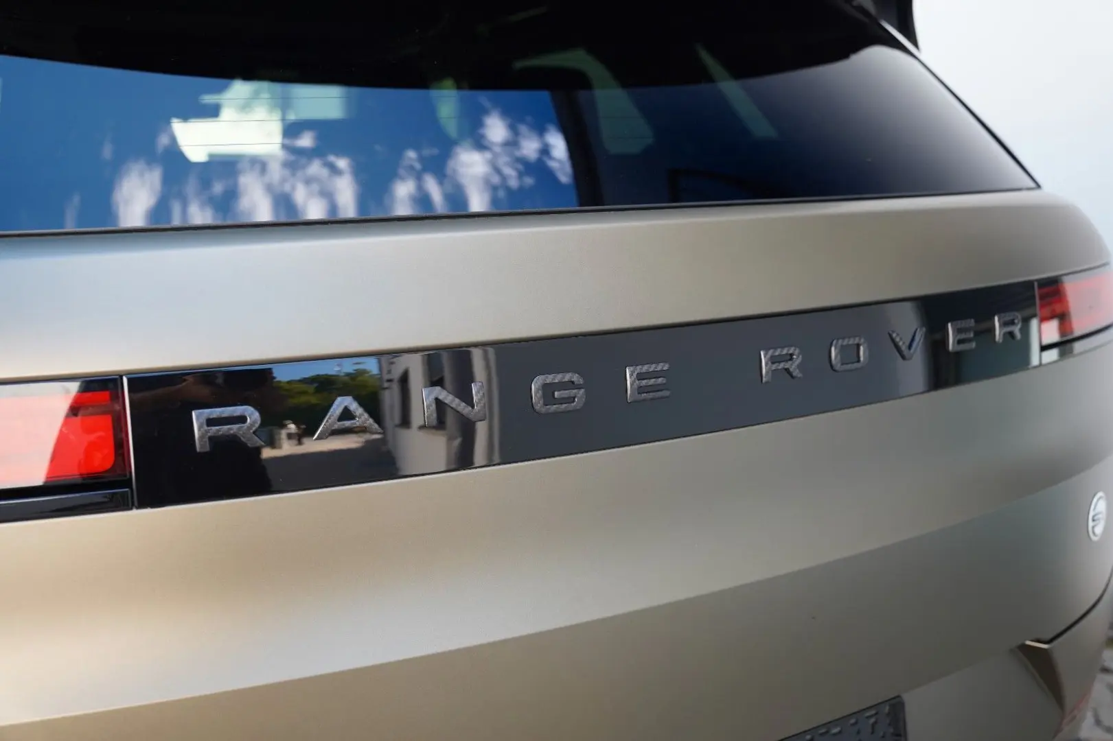 Range Rover Sport P635 SV Edition One Bronze