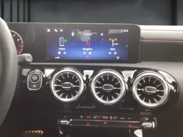 CLA 180 +AMG+KAMERA+Ambiente+SHZ+AUT+LED+el.Heck