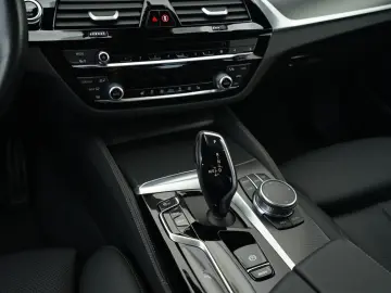 BMW 520d xDrive Limousine (M-Sport Navi HUD ACC )
