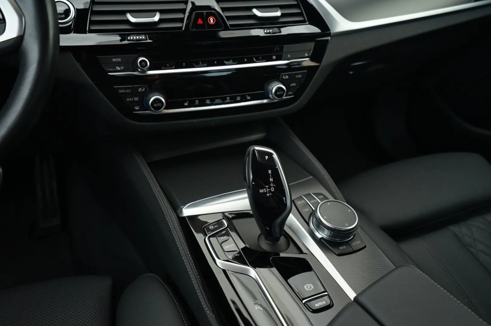 BMW 520d xDrive Limousine (M-Sport Navi HUD ACC )