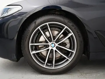 BMW 520d xDrive Limousine (M-Sport Navi HUD ACC )