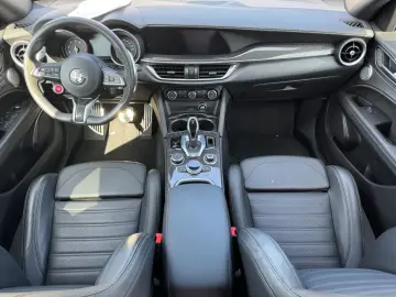 Stelvio Quadrifoglio Q4 NAVI KAMERA ALU SITZH