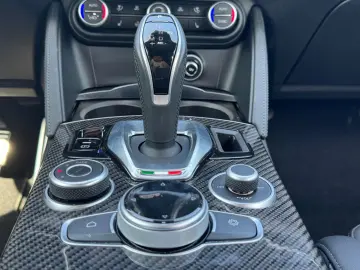Stelvio Quadrifoglio Q4 NAVI KAMERA ALU SITZH