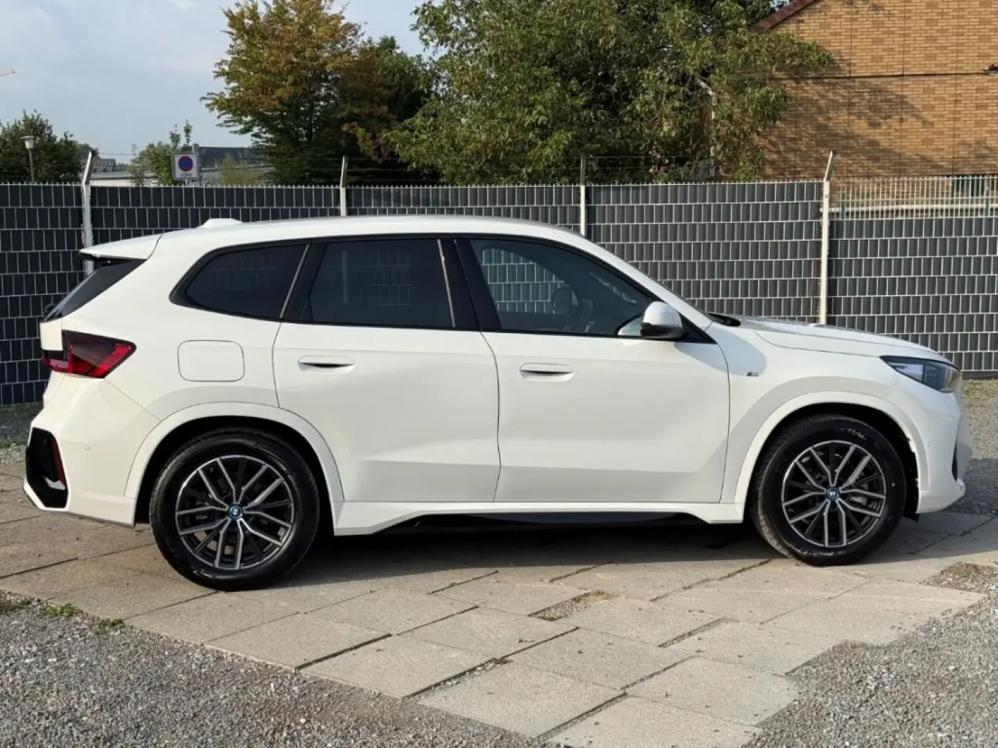 iX1 xDrive30 M Sport AHK eSitze Head-Up 360Kamer