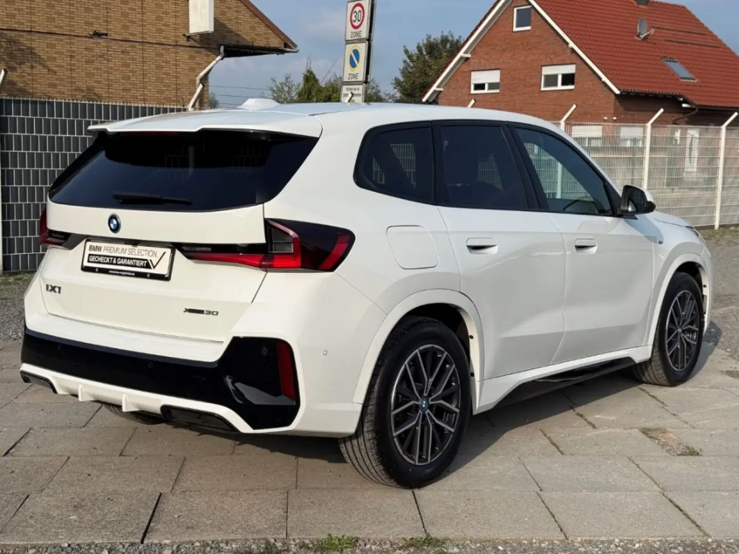 iX1 xDrive30 M Sport AHK eSitze Head-Up 360Kamer