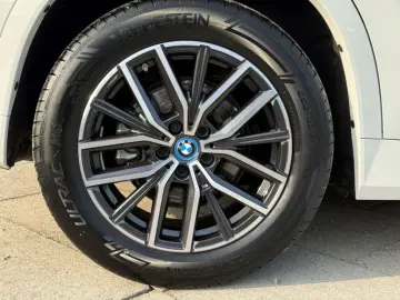 iX1 xDrive30 M Sport AHK eSitze Head-Up 360Kamer