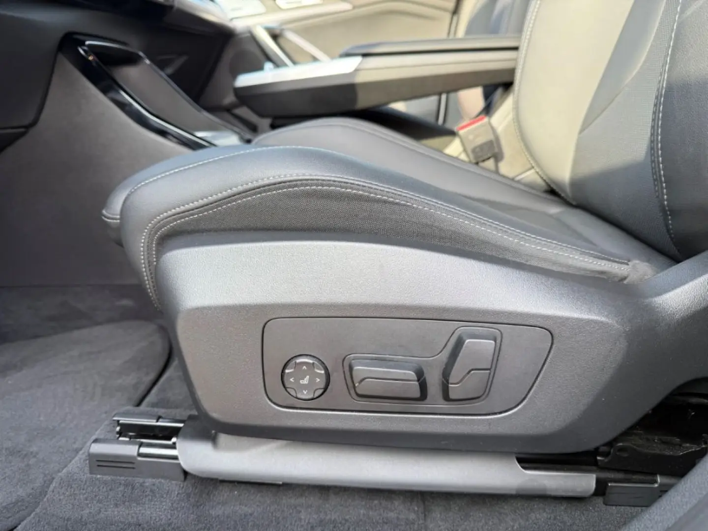 iX1 xDrive30 M Sport AHK eSitze Head-Up 360Kamer