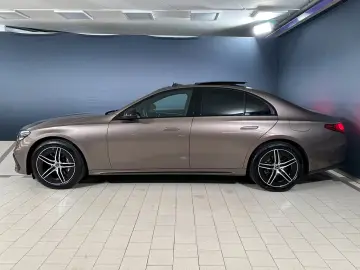 Mercedes-Benz E 300 de 4M AMG DIG.LIGHT/AHK/Pano