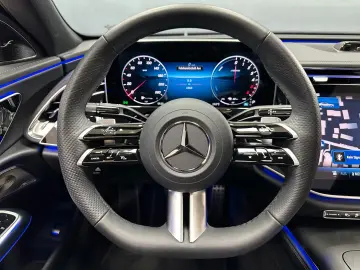 Mercedes-Benz E 300 de 4M AMG DIG.LIGHT/AHK/Pano
