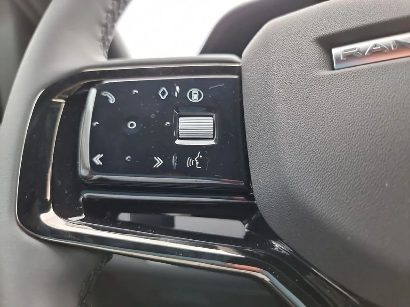 Range Rover Evoque P300e Dynamic SE Pano, Black 