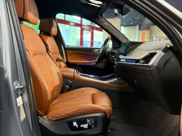 X7 M60i