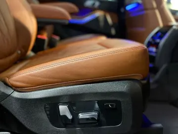 X7 M60i