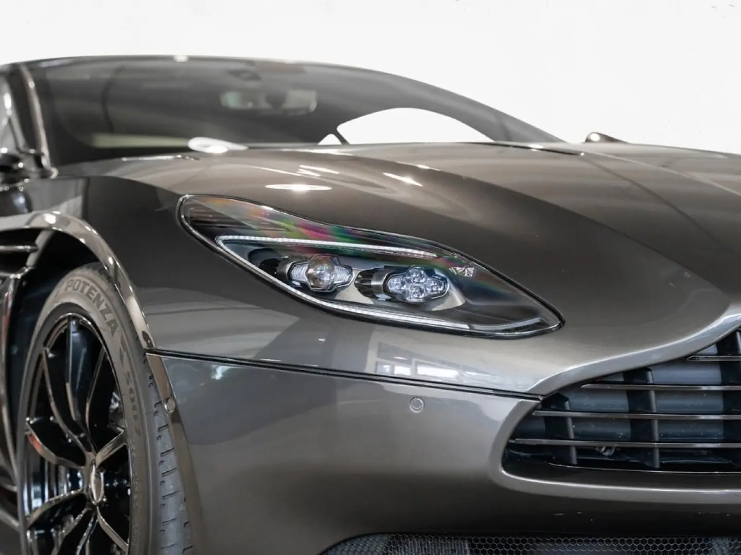 DB11 AMR V12 Coupe Aston Martin Hamburg