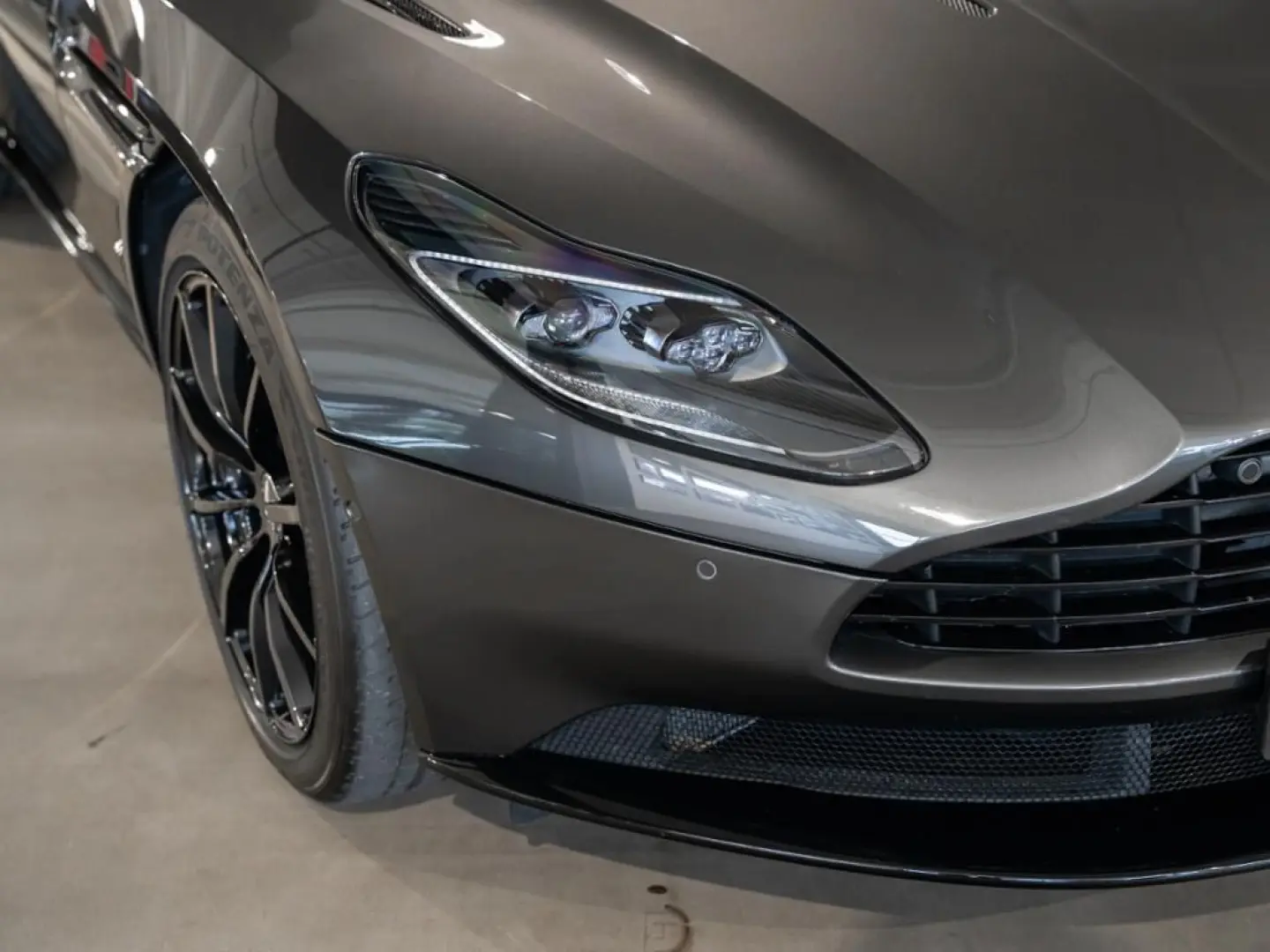 DB11 AMR V12 Coupe Aston Martin Hamburg