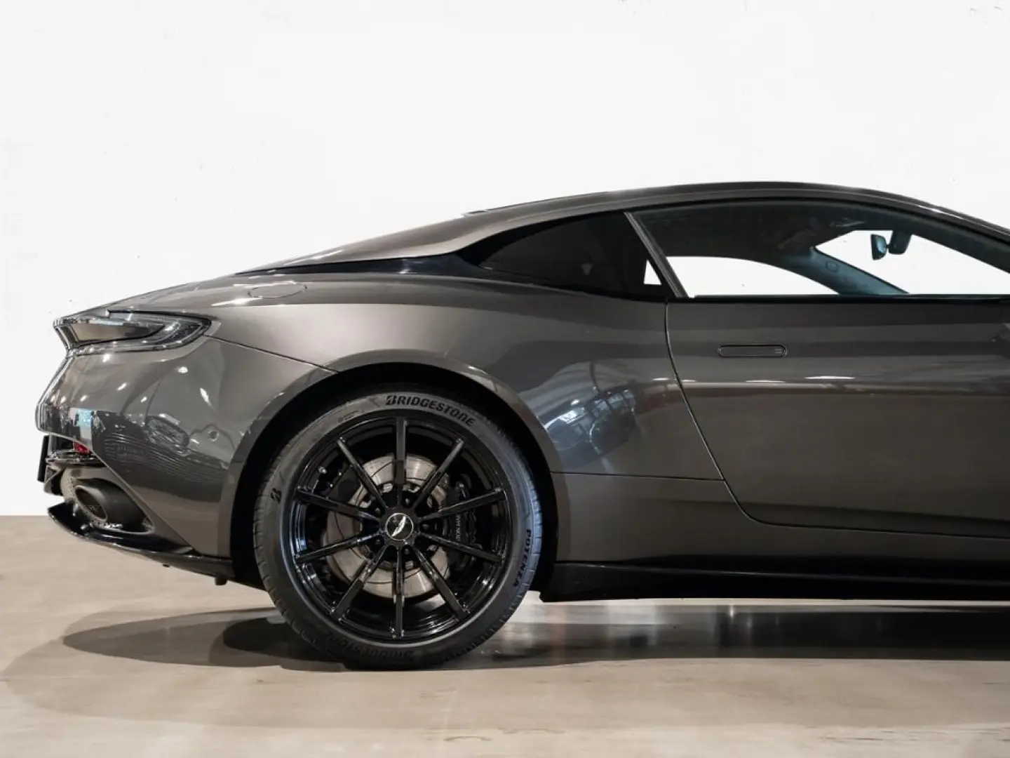 DB11 AMR V12 Coupe Aston Martin Hamburg