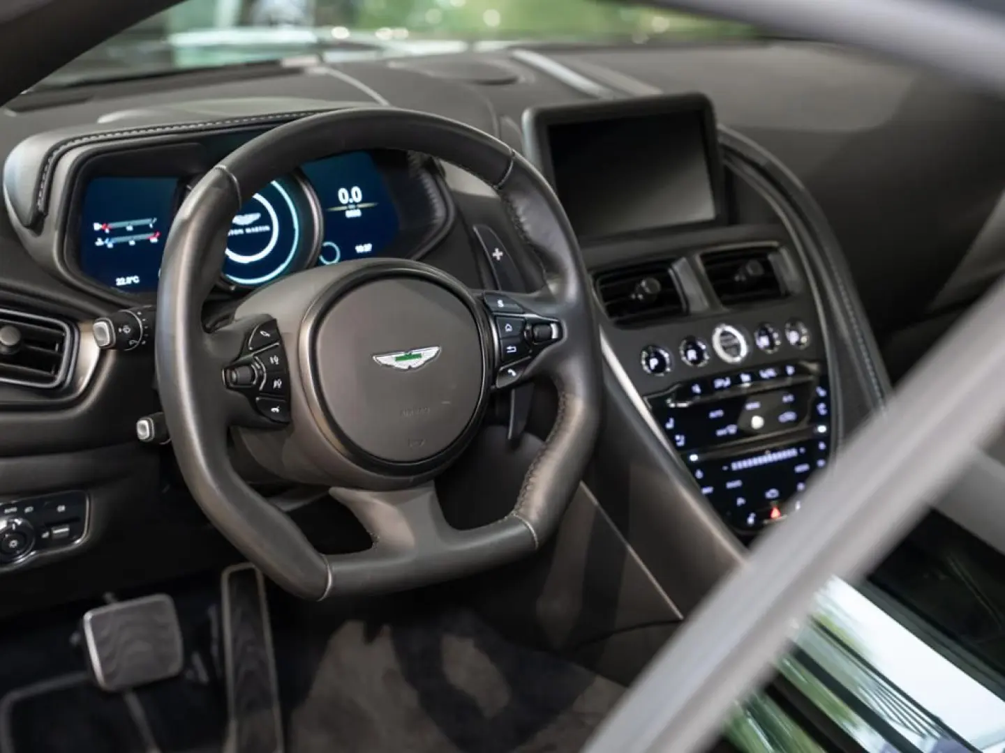 DB11 AMR V12 Coupe Aston Martin Hamburg