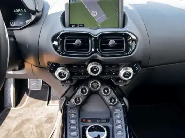 V8 Vantage