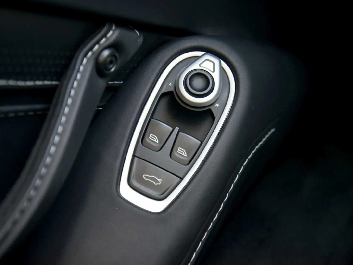 V8 Vantage