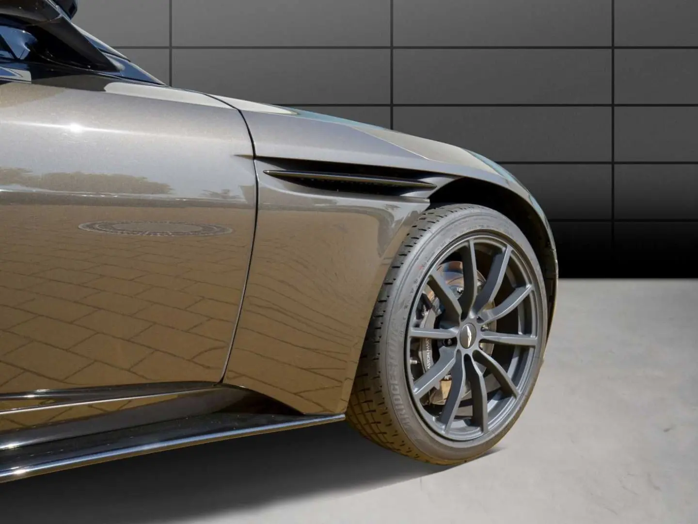 DB11 V8 Coupe