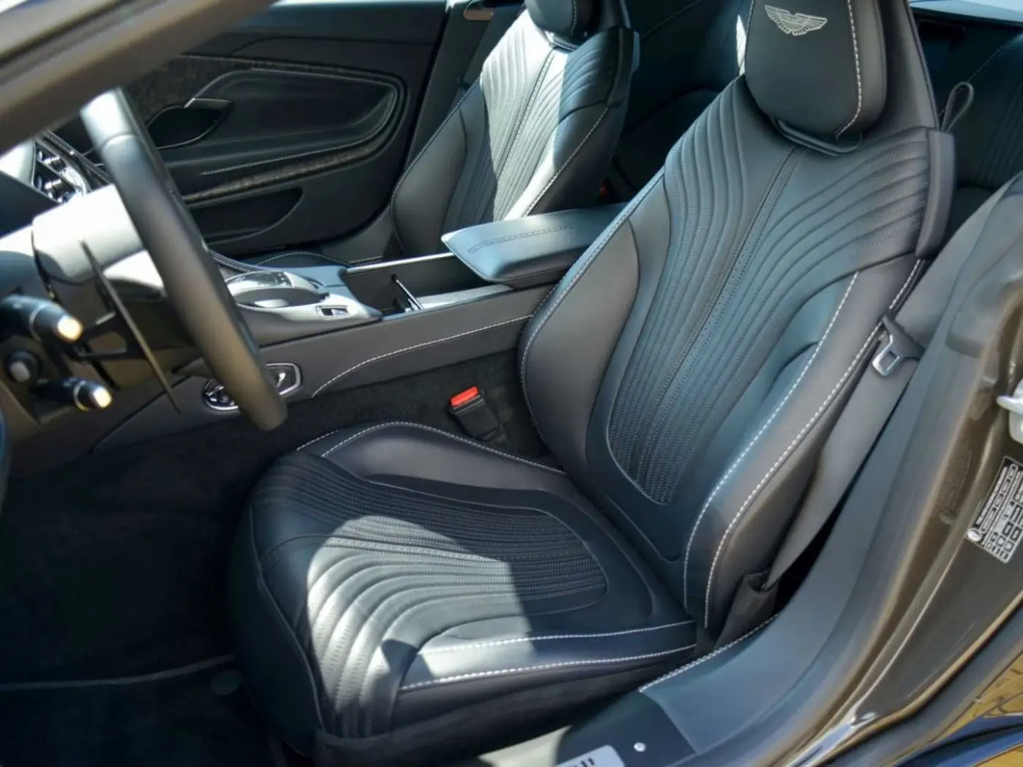 DB11 V8 Coupe
