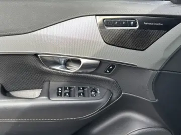 XC 90 Plus Dark AWD Bluetooth LED Vollleder