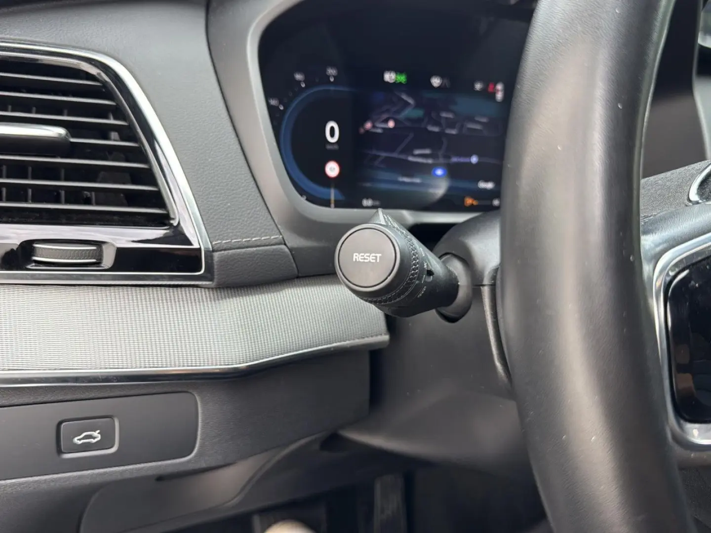 XC 90 Plus Dark AWD Bluetooth LED Vollleder