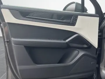 Cayenne GTS Coupe | PDCC | Hinterachslenkung |