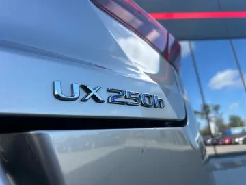 Lexus UX 250h 2.0L HEV 20H- (178 HP) 4X4 CVT Executive 2021