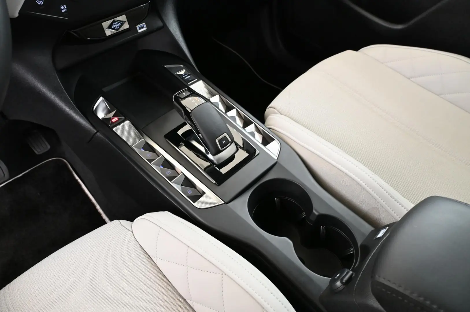 DS Automobiles DS3 1.2 PT EAT8 Esprit de Voyage