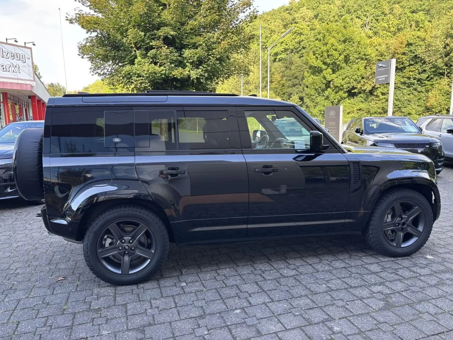 Defender 110 D300 X-Dynamic HSE AHK MATRIX STAND