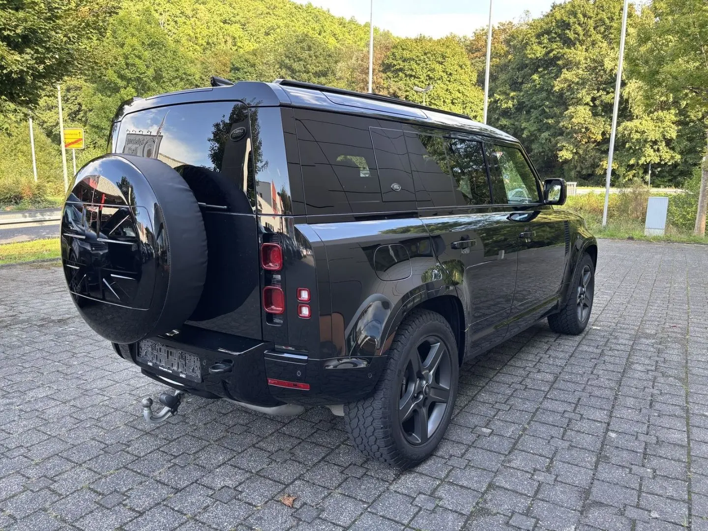 Defender 110 D300 X-Dynamic HSE AHK MATRIX STAND