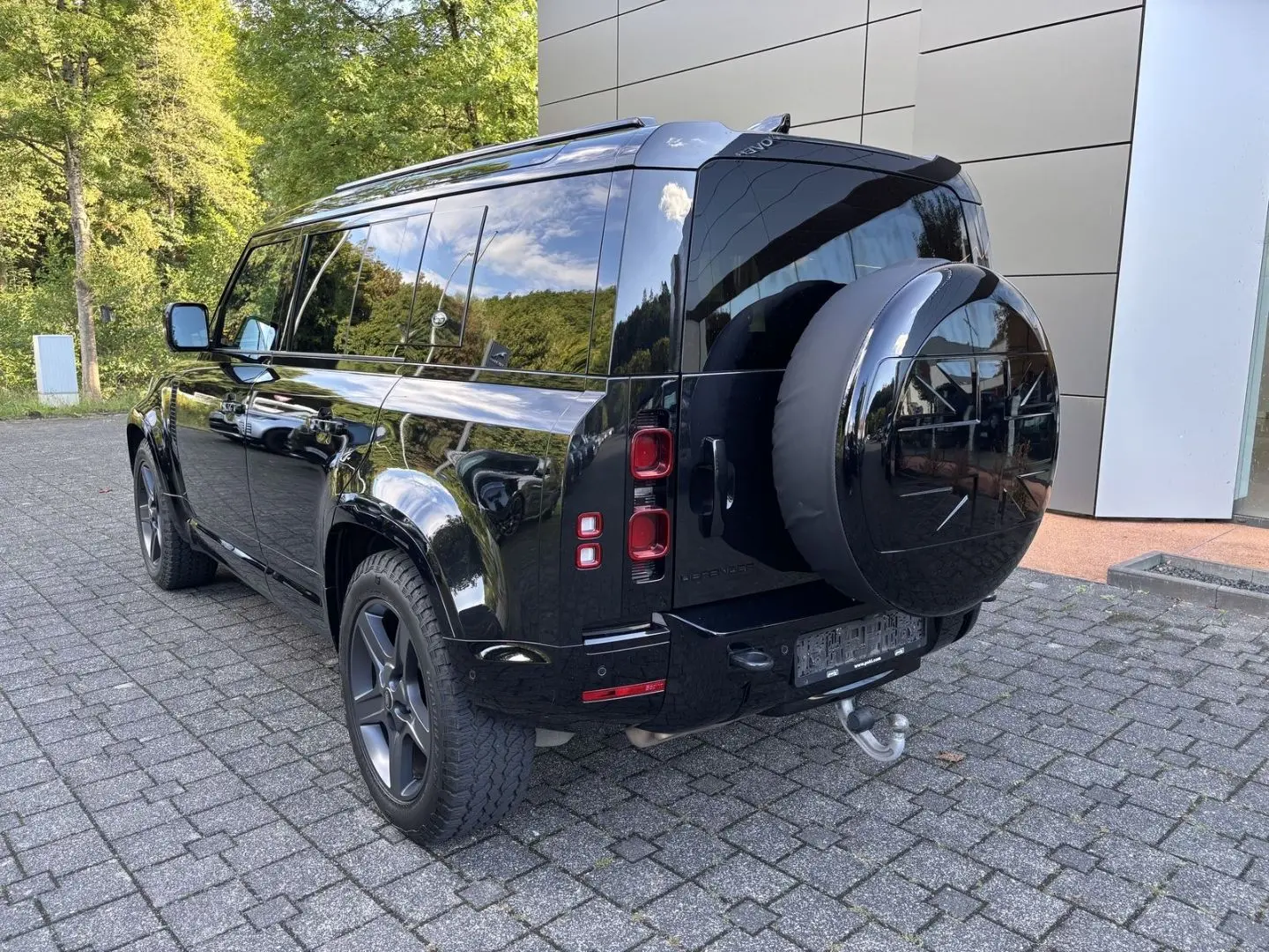Defender 110 D300 X-Dynamic HSE AHK MATRIX STAND