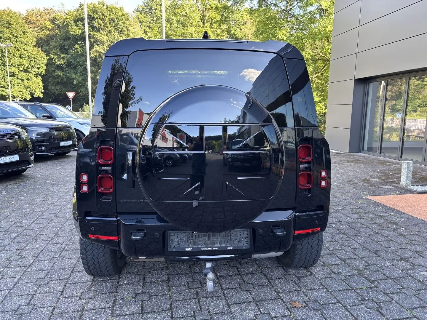 Defender 110 D300 X-Dynamic HSE AHK MATRIX STAND
