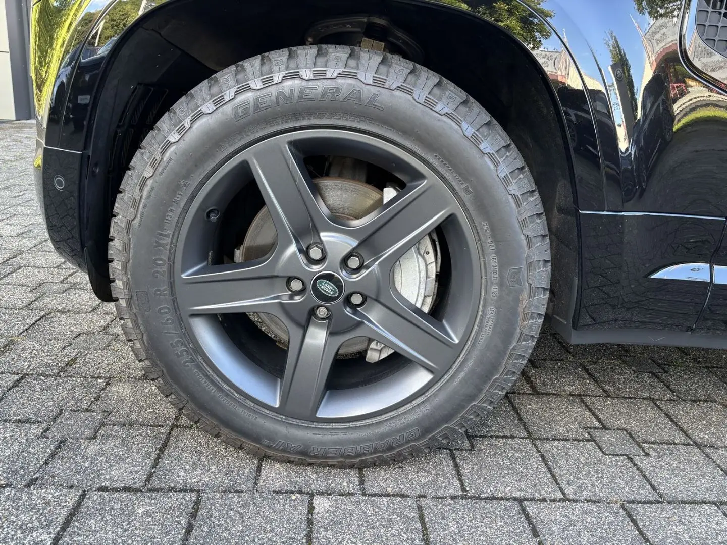 Defender 110 D300 X-Dynamic HSE AHK MATRIX STAND