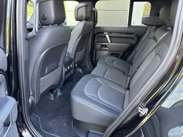 Defender 110 D300 X-Dynamic HSE AHK MATRIX STAND