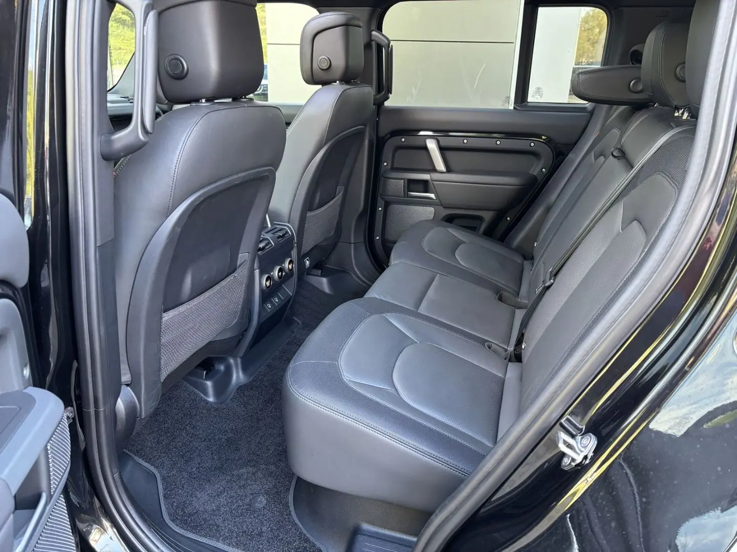 Defender 110 D300 X-Dynamic HSE AHK MATRIX STAND