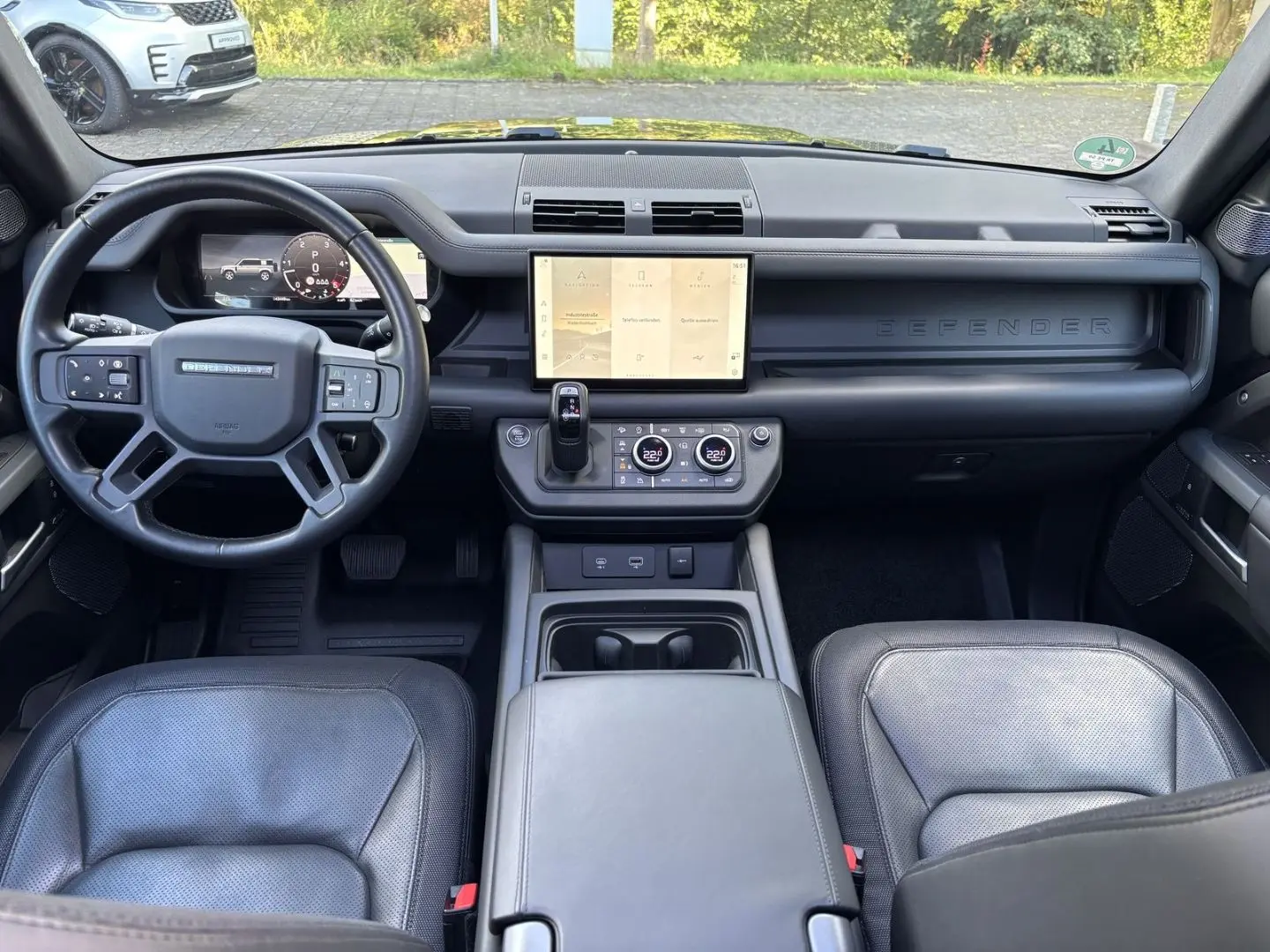 Defender 110 D300 X-Dynamic HSE AHK MATRIX STAND