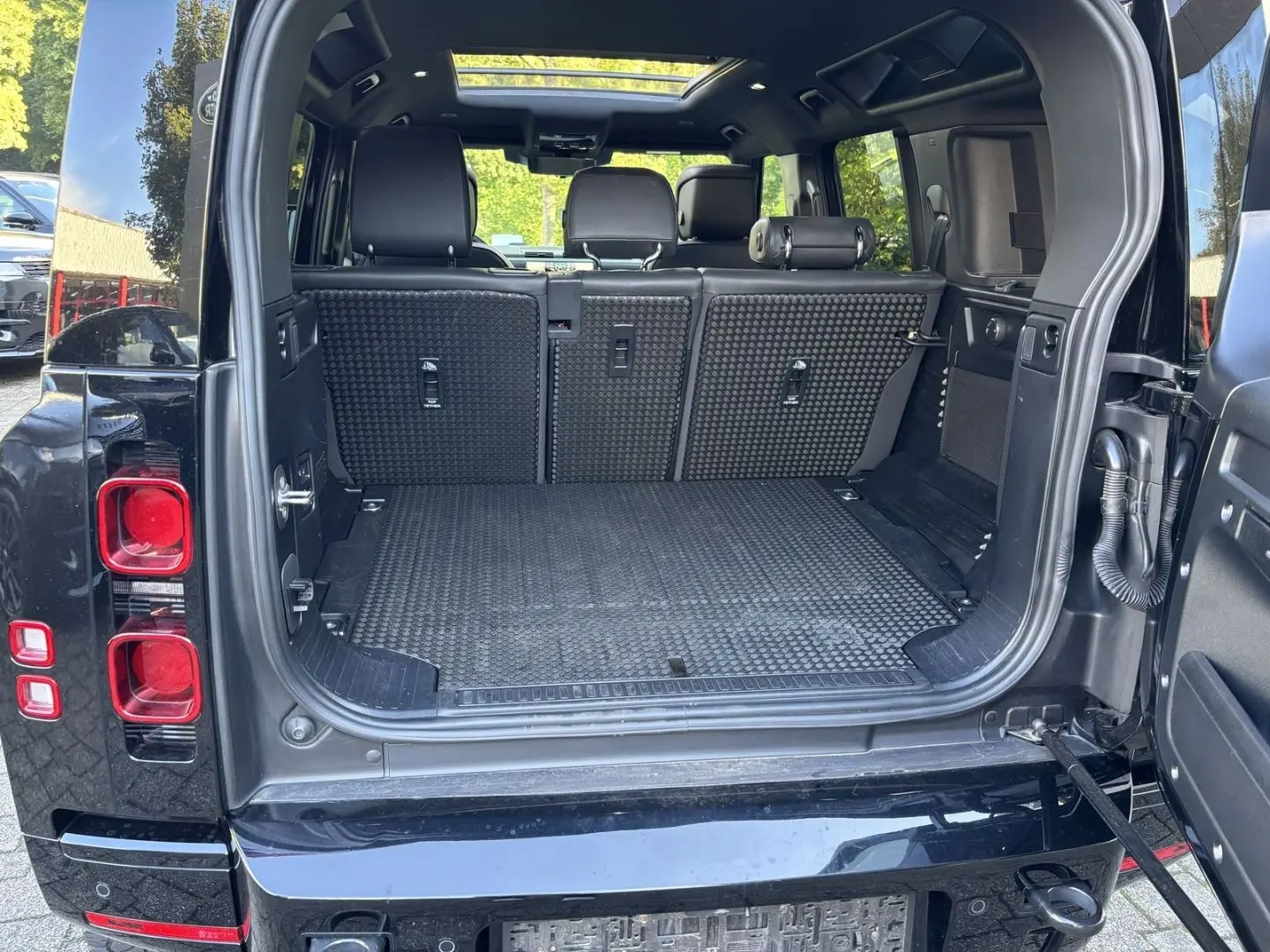 Defender 110 D300 X-Dynamic HSE AHK MATRIX STAND