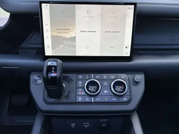 Defender 110 D300 X-Dynamic HSE AHK MATRIX STAND