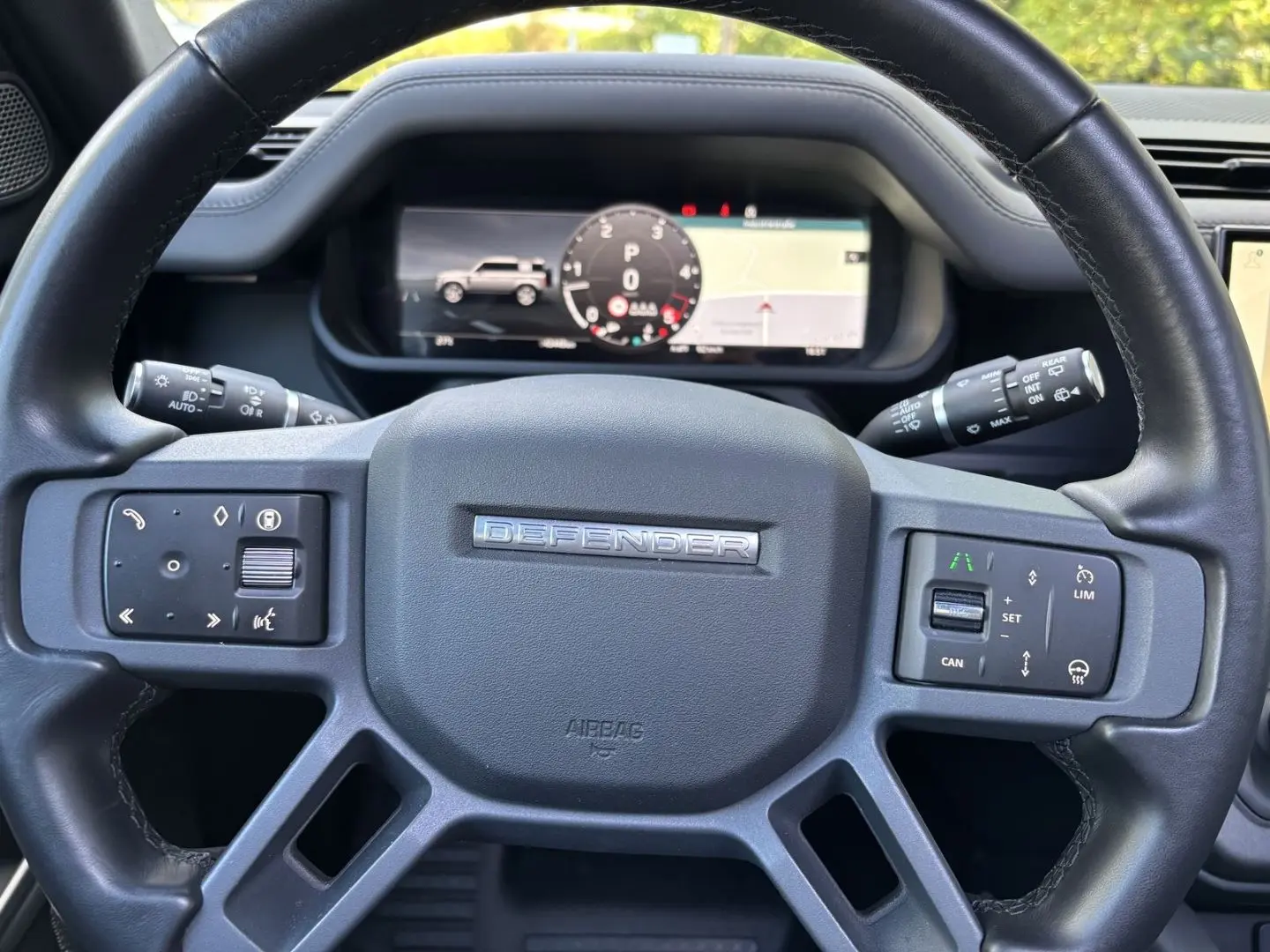 Defender 110 D300 X-Dynamic HSE AHK MATRIX STAND