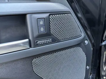 Defender 110 D300 X-Dynamic HSE AHK MATRIX STAND