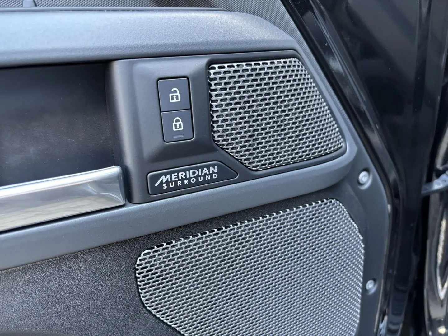 Defender 110 D300 X-Dynamic HSE AHK MATRIX STAND