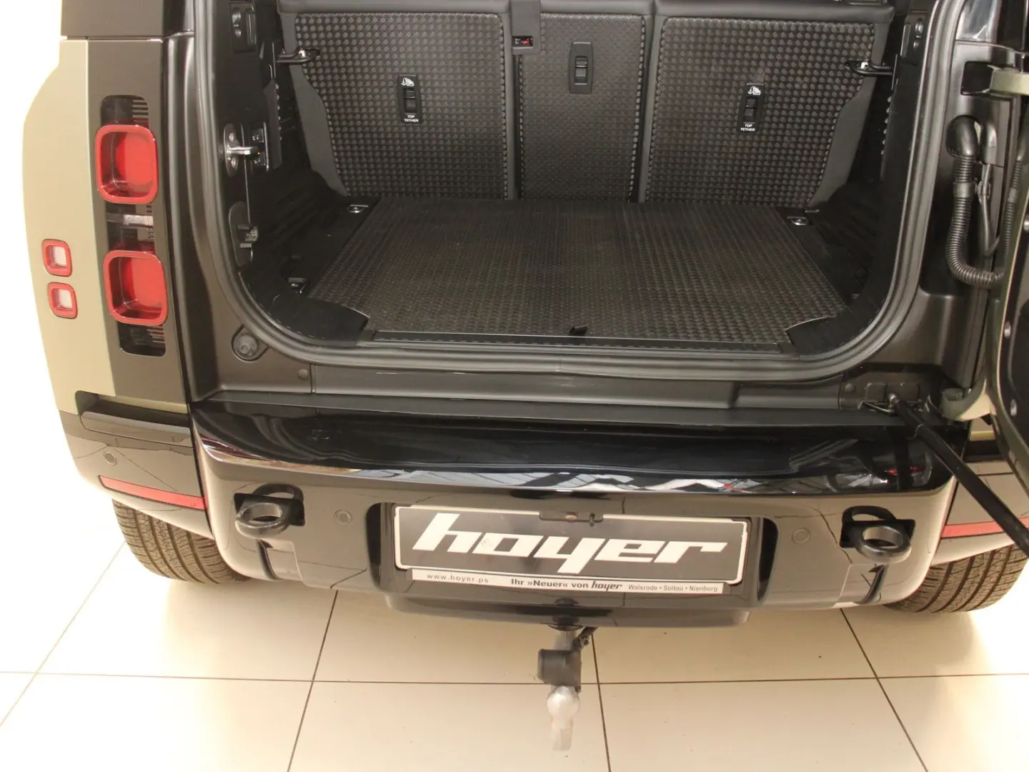Defender 110 D300 X-Dynamic SE AHK Head-Up DAB