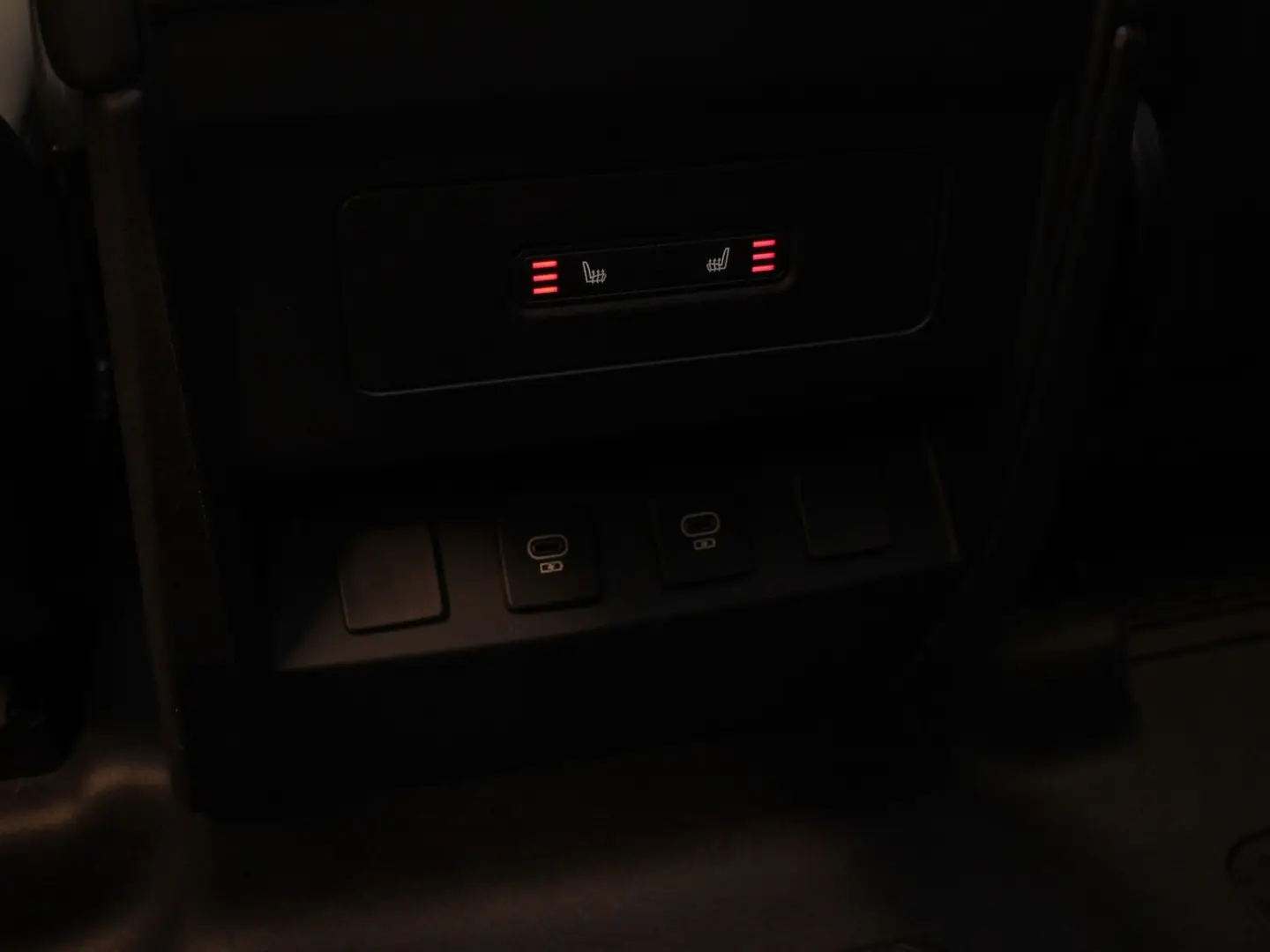 Defender 110 D300 X-Dynamic SE AHK Head-Up DAB