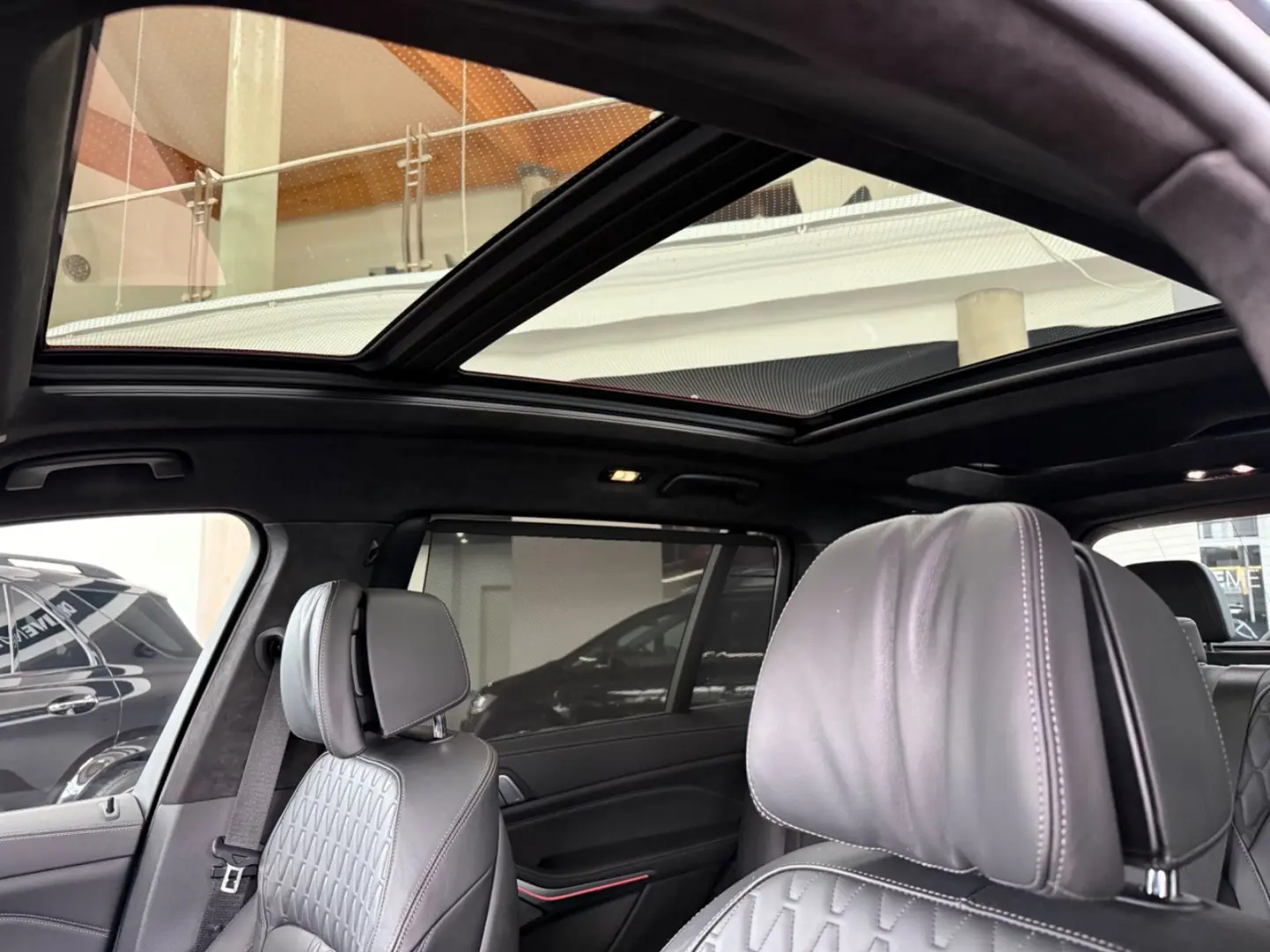 BMW X7 M50i Sky Lounge Laser Executive Drive Pro 7