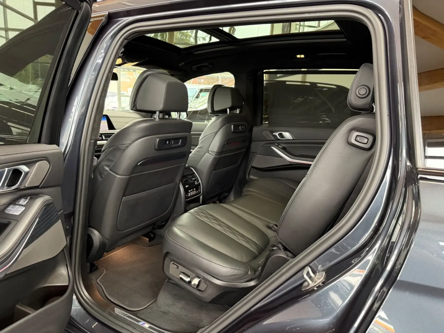 BMW X7 M50i Sky Lounge Laser Executive Drive Pro 7