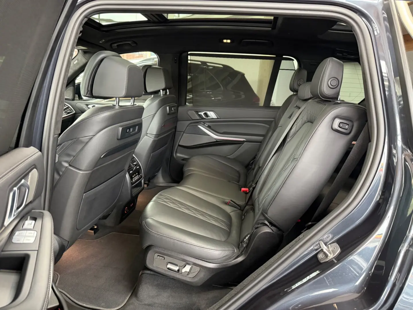 BMW X7 M50i Sky Lounge Laser Executive Drive Pro 7